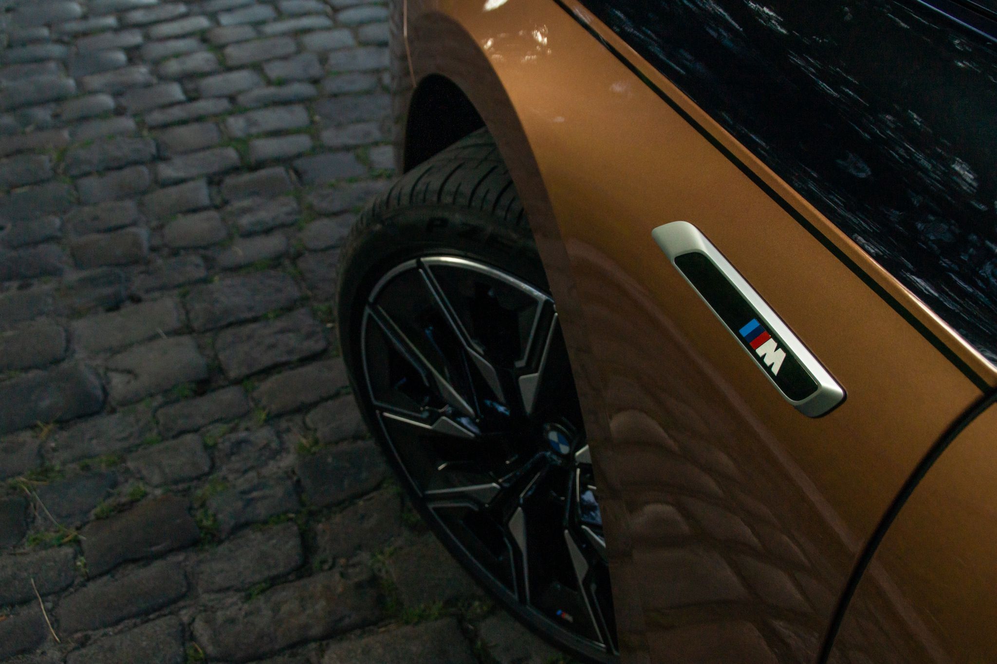 BMW i7 M70
