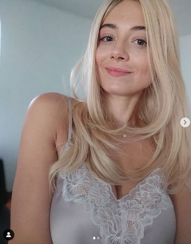 Adriana Kalska w blond peruce