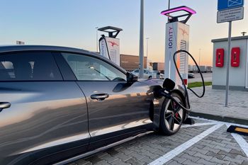 Wiemy, ile wytrzymują baterie w elektrykach. Mamy liczby