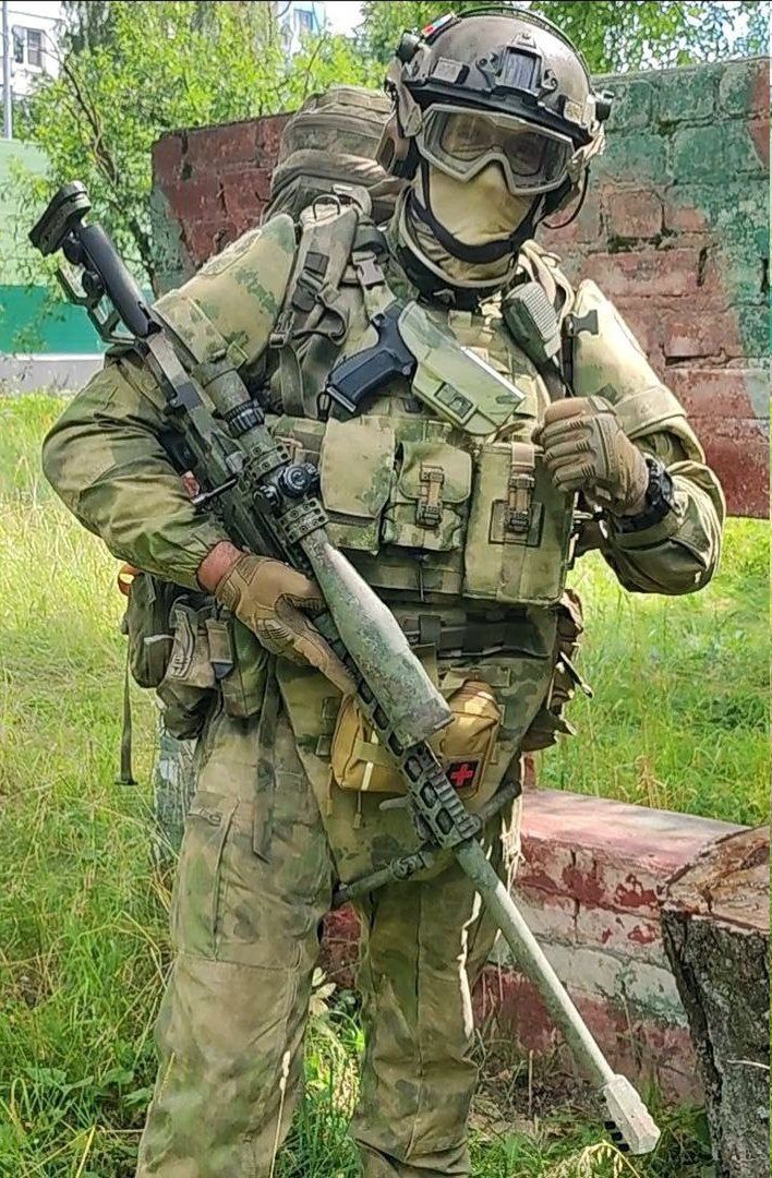 Rosyjski żołnierz specnazu z karabinem snajperskim Lobaev Arms TSVL-8 M1 Stalingrad.