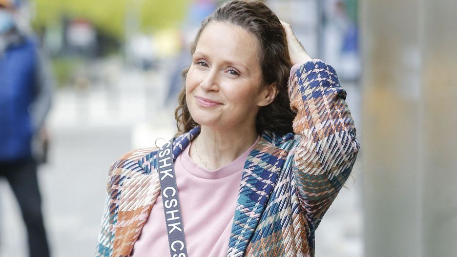 scena z: Monika Mrozowska, SK:, , fot. AKPA/AKPA
Gwiazdy DDTVN, Gwiazdy DDTVN - sobota, maj 2021, kobieta, torebka nerka, Monika Mrozowska