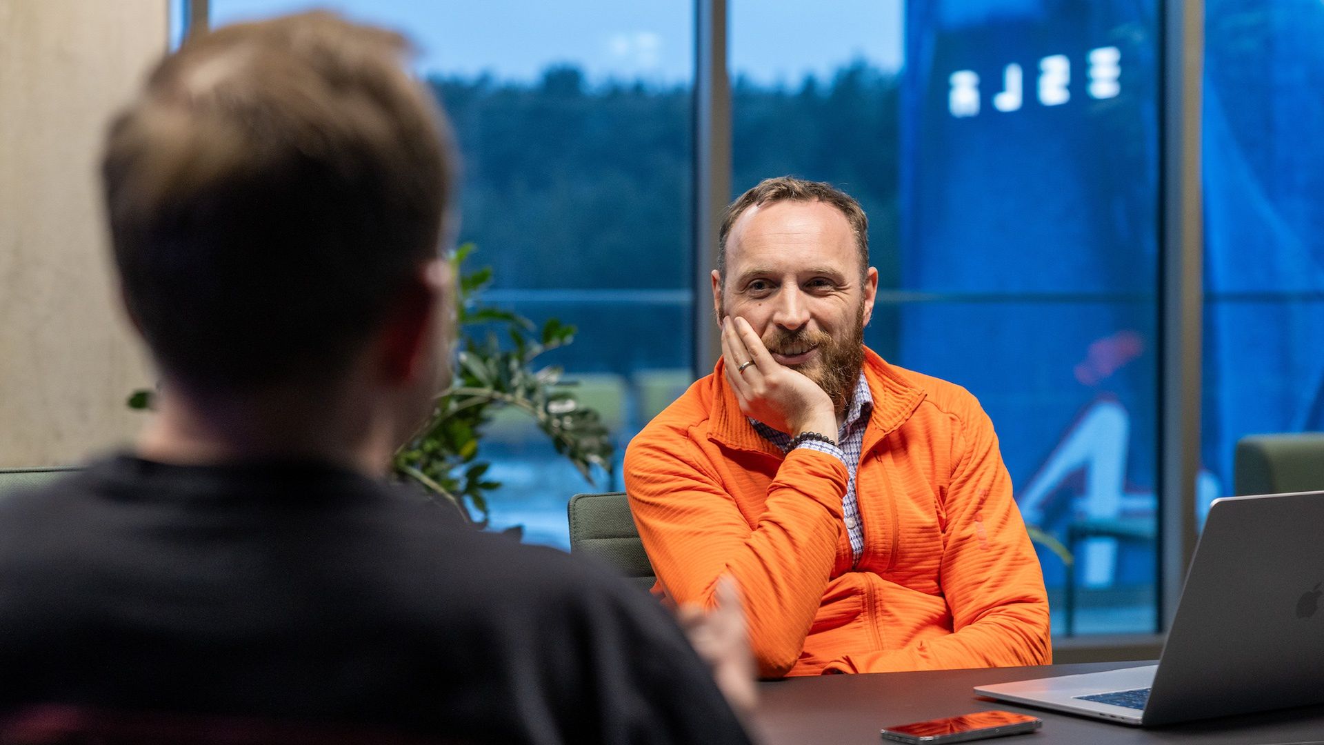 Mateusz Żuchowski i dyrektor fabryki Tesli André Thierig