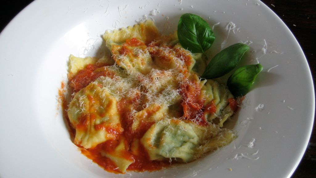 Mrożone ravioli z serem i sosem pomidorowym