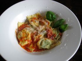 Mrożone ravioli z serem i sosem pomidorowym