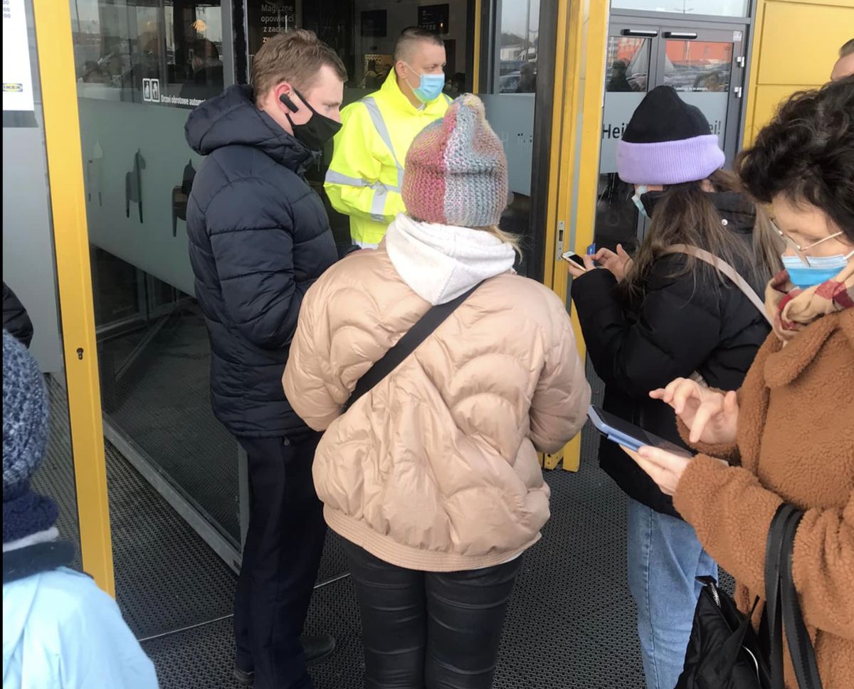Klienci sieci Ikea w całej Polsce dobrowolnie pokazują przy wejściu certyfikaty coividowe. Ci, którzy ich nie mają, muszą stać w kolejce, gdy limit osób wewnątrz jest przekroczony (Facebook)