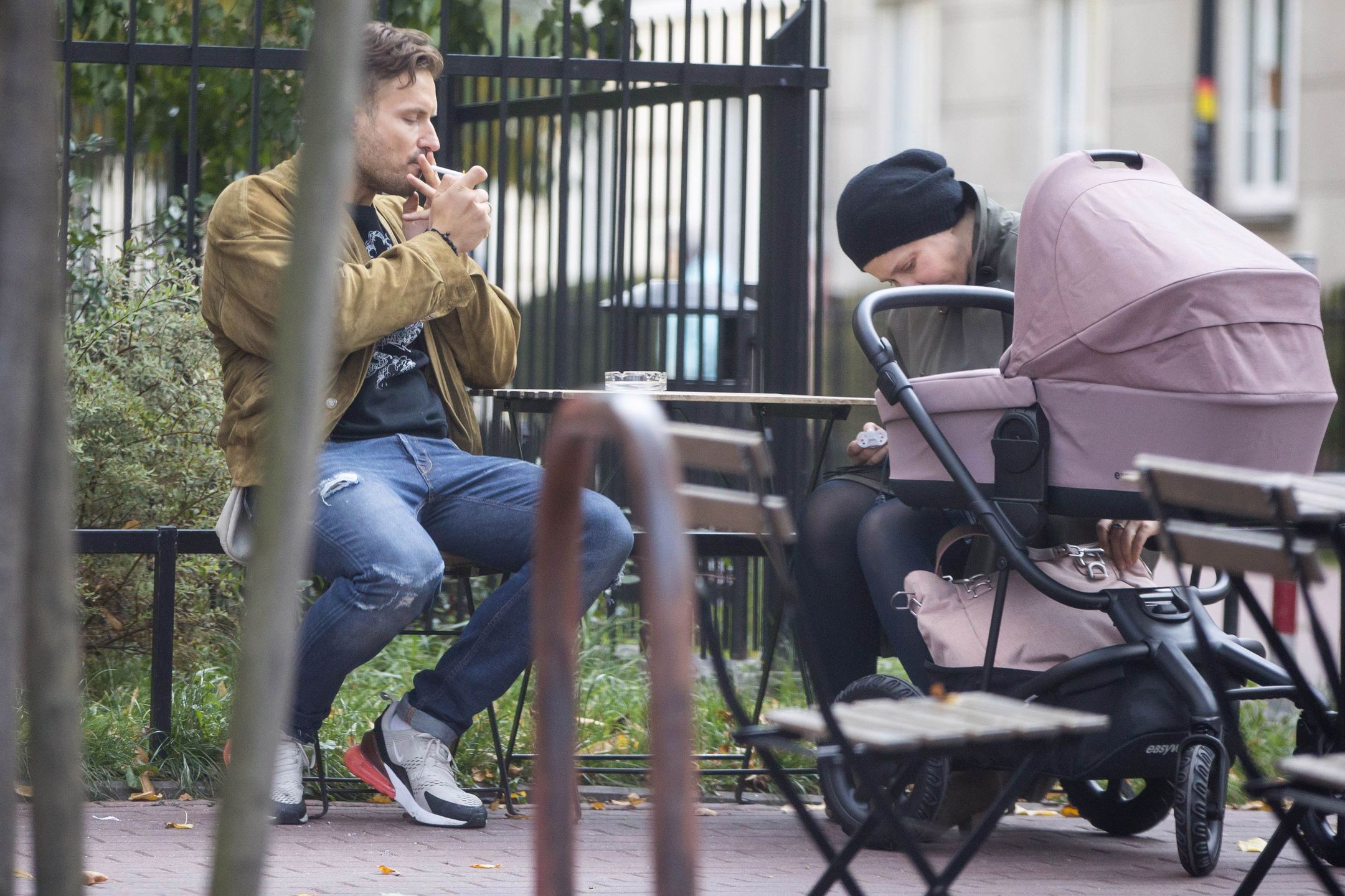 Kasia Warnke i Piotr Stramowski na spacerze z córką