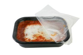 Mrożona lasagne z mięsnym sosem (przygotowana)