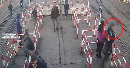 Patrzył w telefon, nagle pojawił się pociąg. Nagranie trafiło do sieci