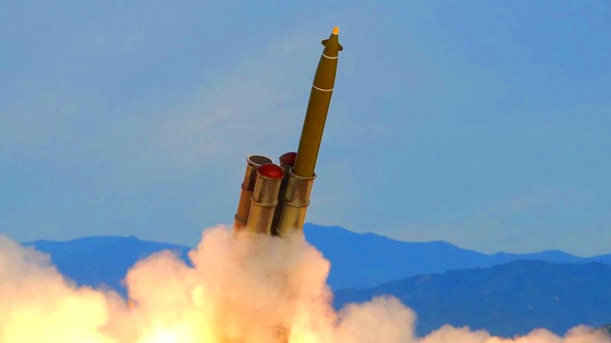 Moment wystrzelenia północnokoreańskiego pocisku KN-25