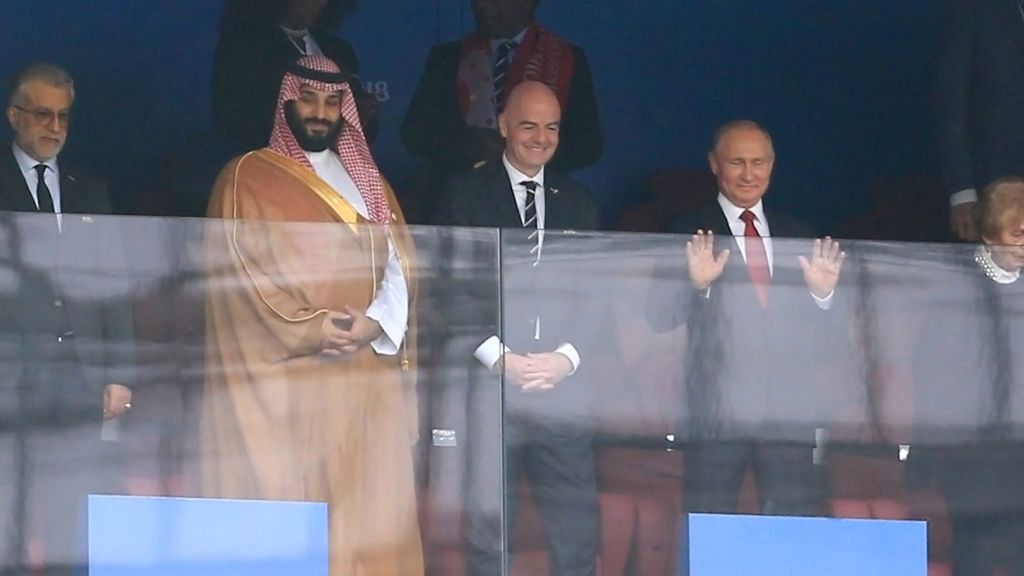 Mohammad bin Salman w towarzystwie Gianniego Infantino i Władimira Putina