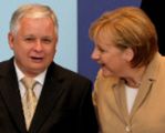 "Financial Times": Kaczyńscy przyciśnięci przez Merkel