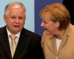 "Financial Times": Kaczyńscy przyciśnięci przez Merkel