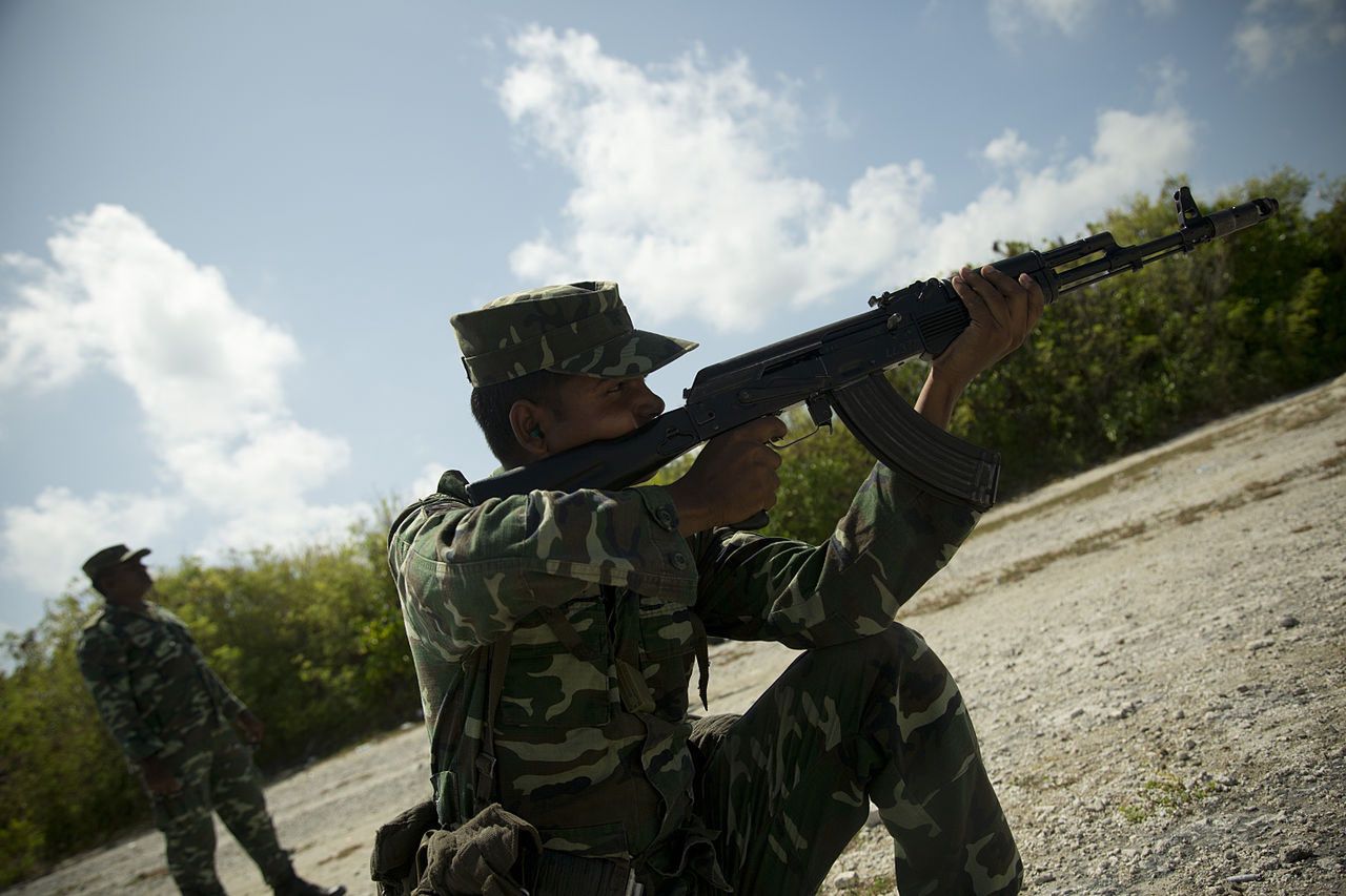 Żołnierz z karabinkiem AK-103; zdjęcie ilustracyjne