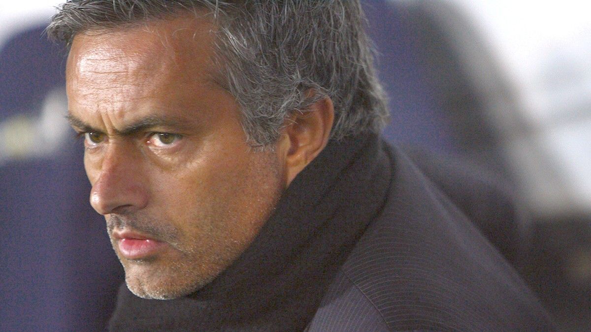 Wikimedia Commons / Tsutomu Takasu / Jose Mourinho w czasie meczu na ławce