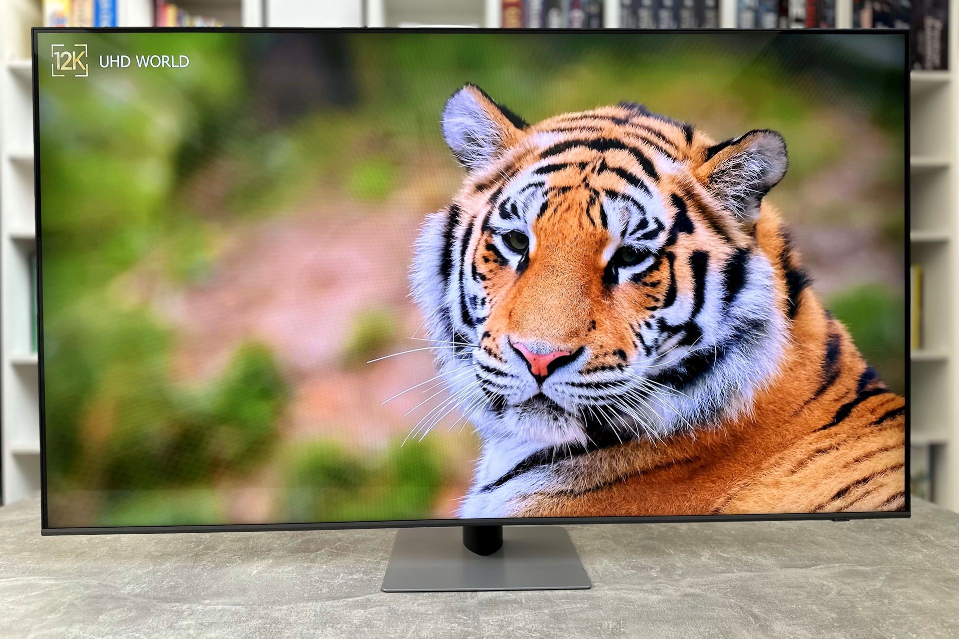 Samsung QLED 65Q77C - od frontu uruchomiony