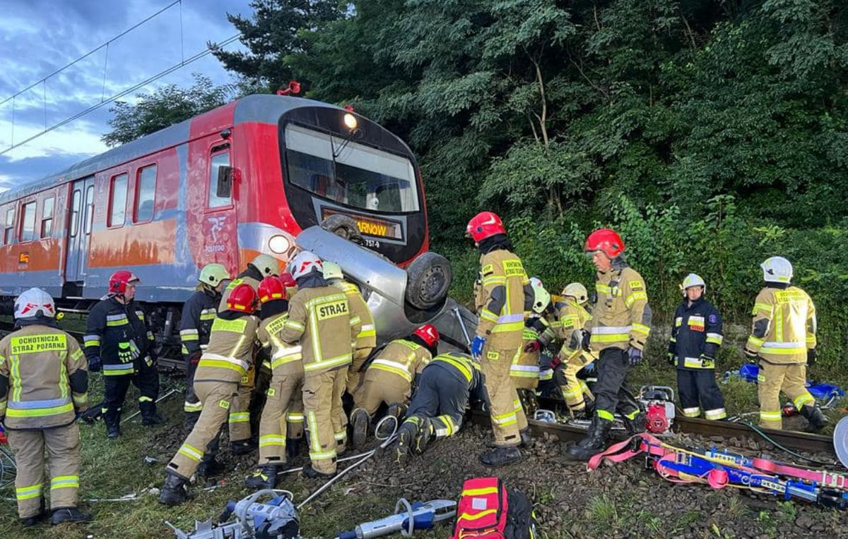 Zderzenie pociągu z samochodem. Jedna osoba nie żyje, czterech rannych