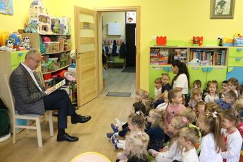 Aleksandrów Kujawski: Burmistrz czytał bajki przedszkolakom