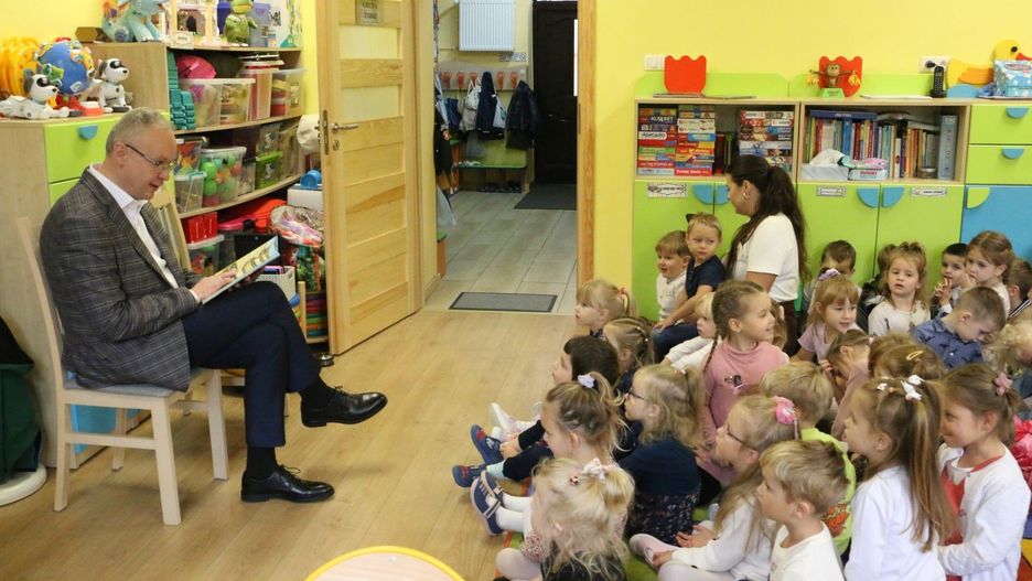 Burmistrz Aleksandrowa Kujawskiego czytał bajki przedszkolakom