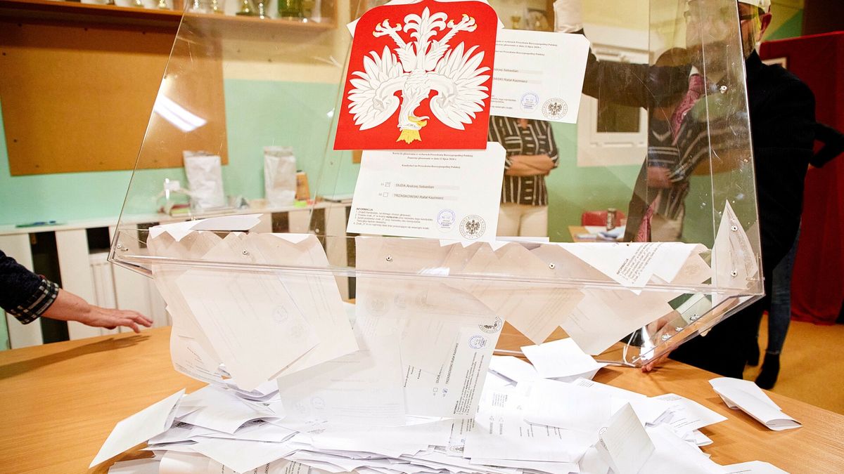 Otwarcie urn wyborczych - druga tura wybor�w prezydenckich 2020Fot. Julian Sojka, Lodz, 12.07.2020. Druga tura wyborow prezydenckich. Otwarcie urn wyborczych.Julian Sojka