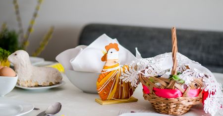 Obrus znów będzie śnieżnobiały. Wypróbuj ten genialny i prosty trik