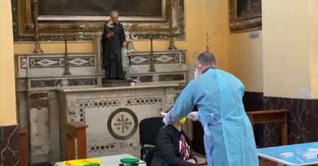 Testowanie na koronawirusa we włoskim kościele. Wszystko po to, aby pomóc najuboższym
