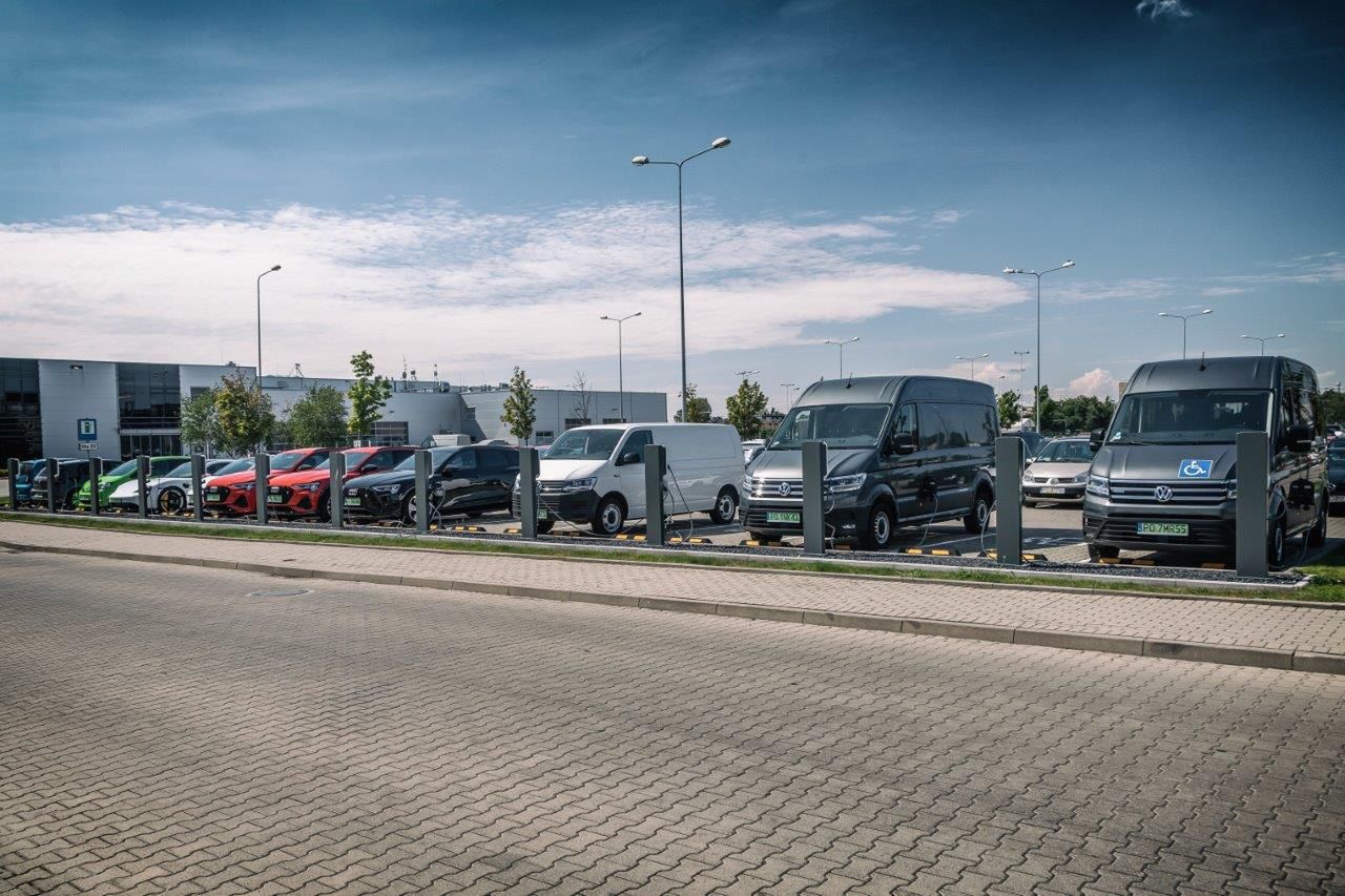 Europarlament przegłosował datę zakończenia sprzedaży aut spalinowych. Teraz piłka po stronie Polski