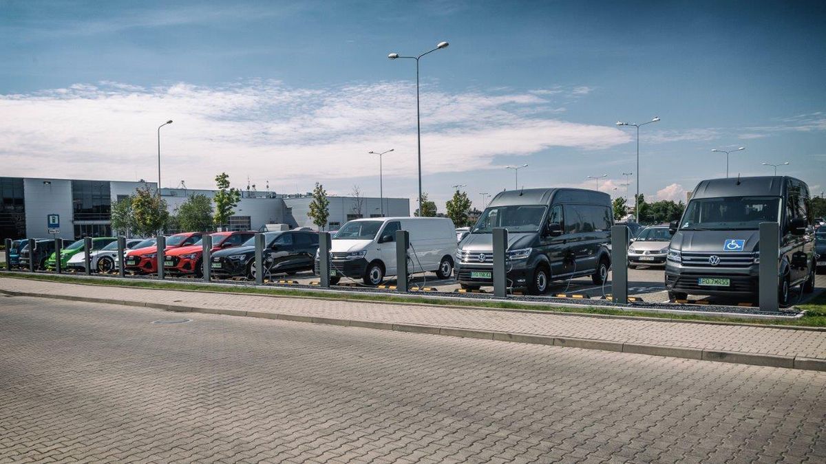 Stacja ładowania samochodów elektrycznych przed siedzibą Volkswagen Group Polska