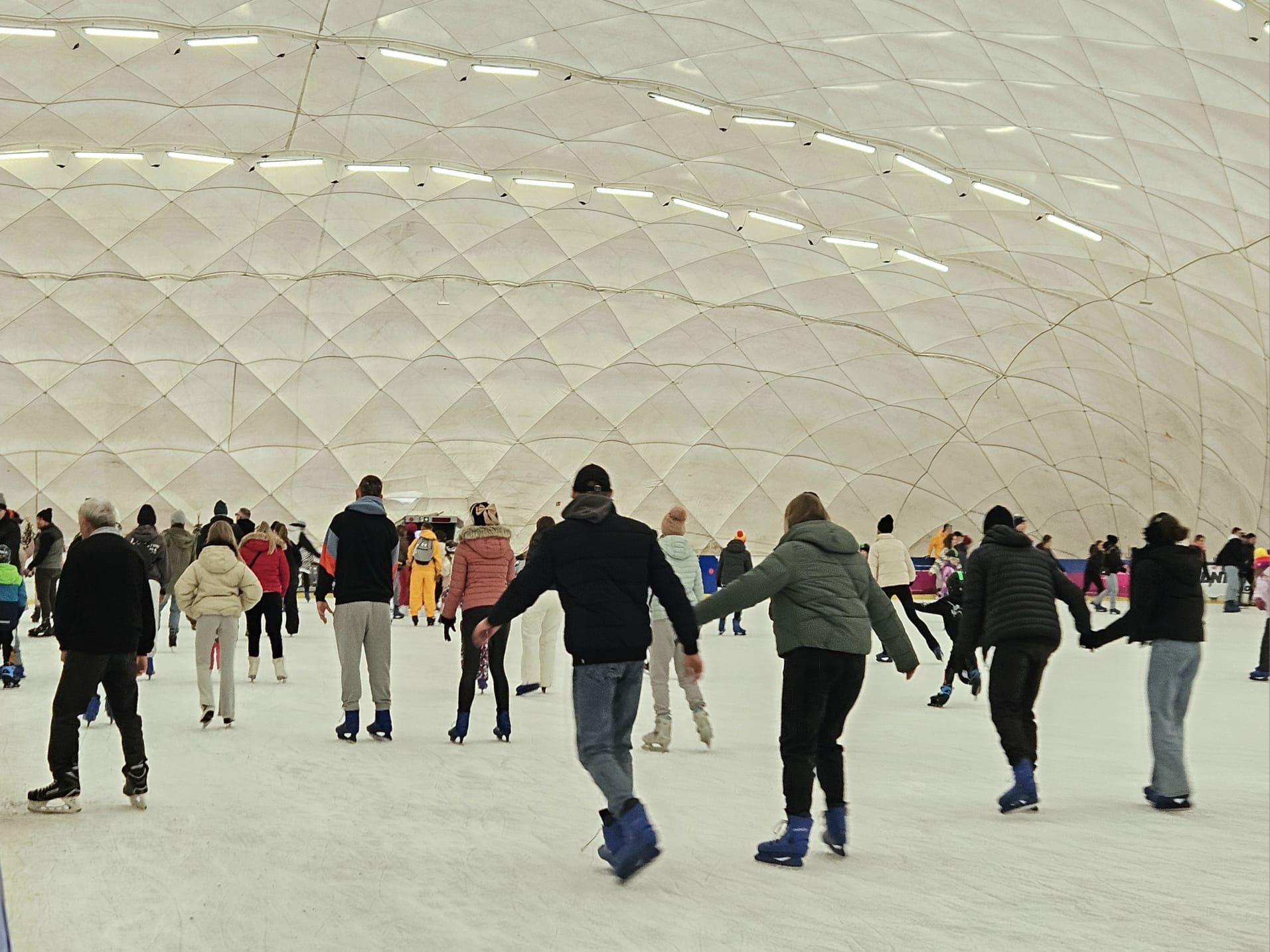Miłośnicy łyżew nie maja wątpliwości - dla takiej przyjemności warto postać w kolejce