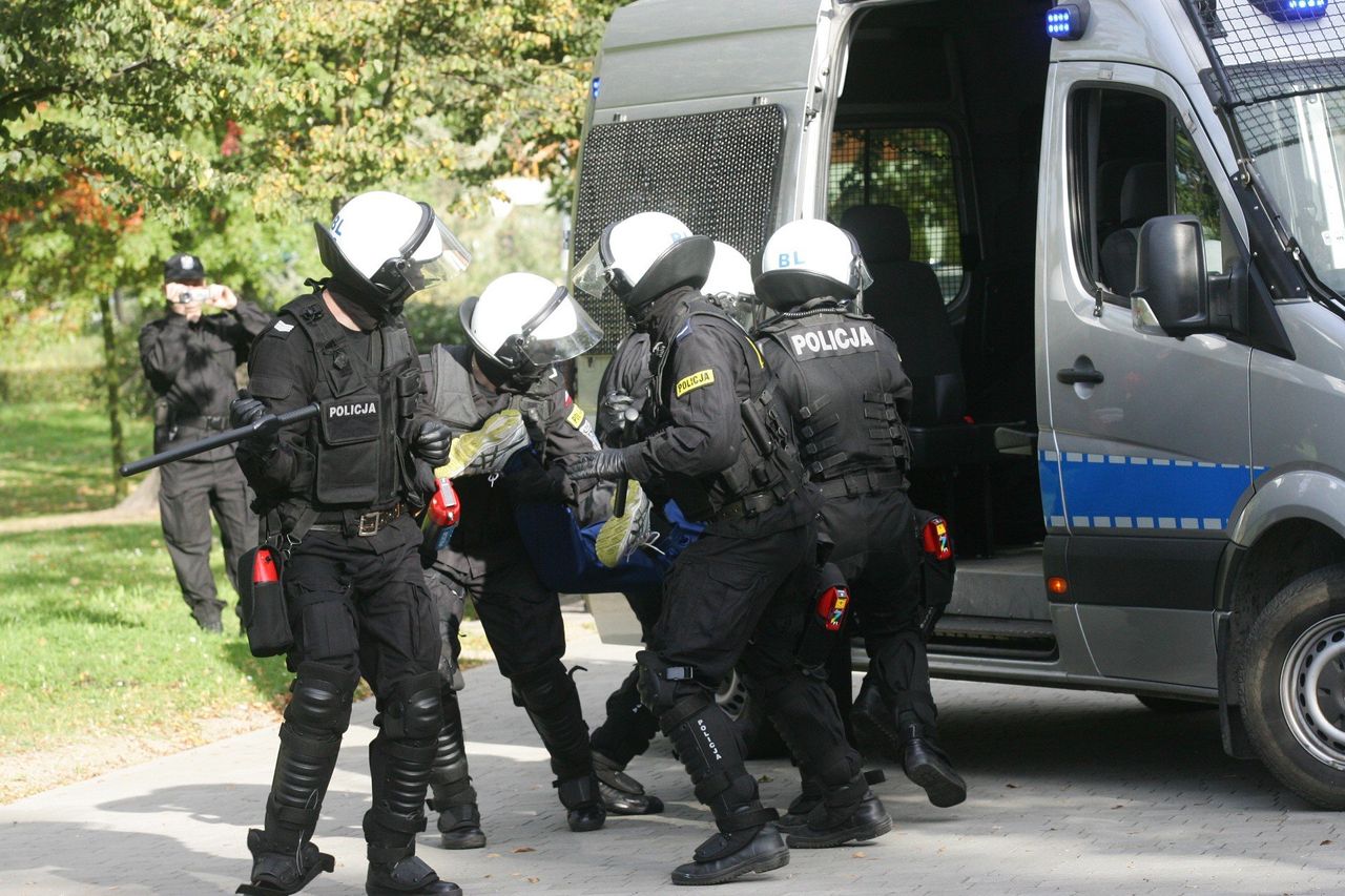 Łódź: Szarpanina kibiców przed szkołą przy ul. Zacisze 7/9. Przerażeni rodzice wezwali na pomoc policję