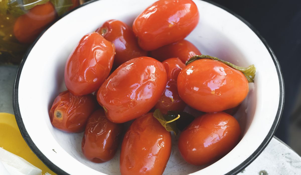 Kiszone pomidory są niezwykle smaczne - Pyszności; Foto Canva.com