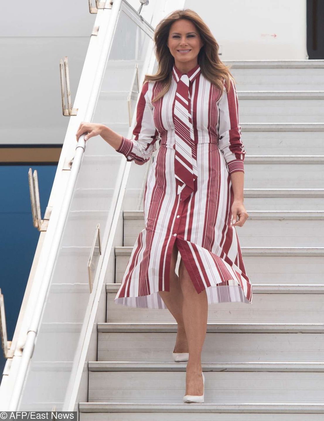 Melania Trump na lotnisku w Akrze (Ghana) w sukience Celine