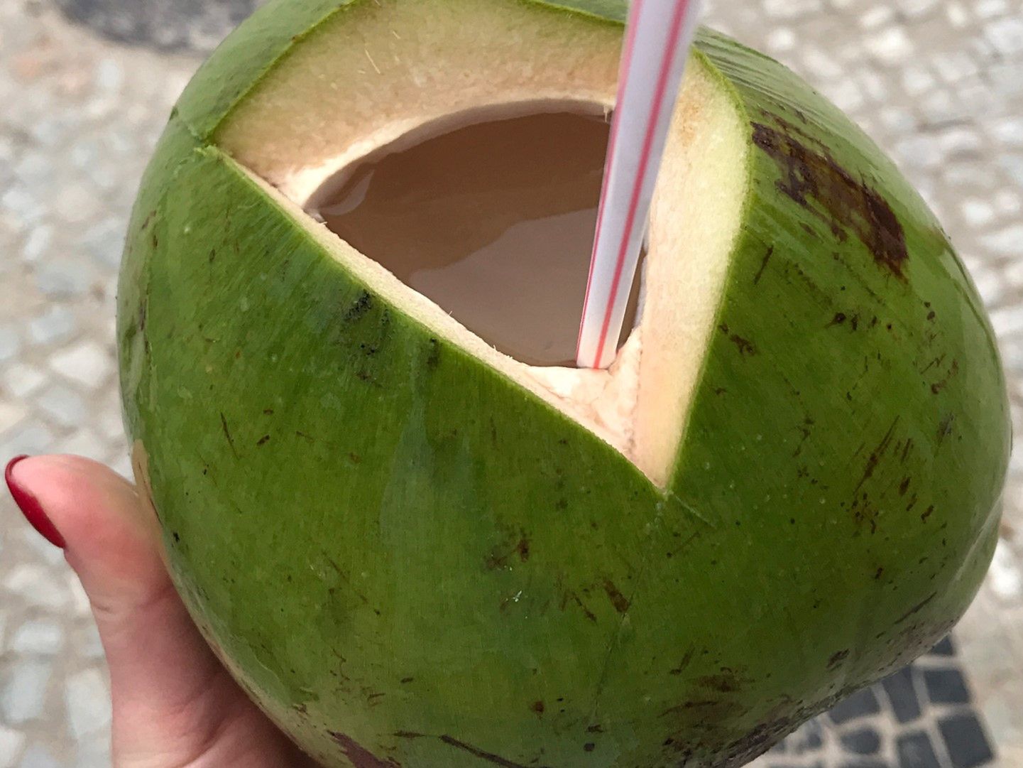 Woda kokosowa to naturalny napój nawadniający