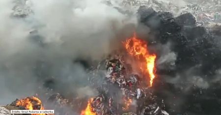 Pożar składowiska tekstyliów w Kamieńcu. Strażacy podejrzewają podpalenie