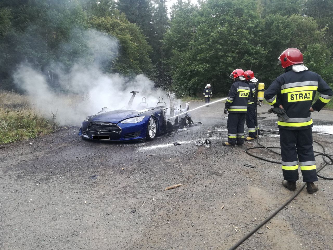 Jedna z Tesli spłonęła pod Dzikowcem