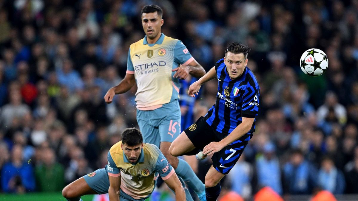 Getty Images / Shaun Botterill / Na zdjęciu: Piotr Zieliński (Inter) walczy z piłkarzami Manchesteru City