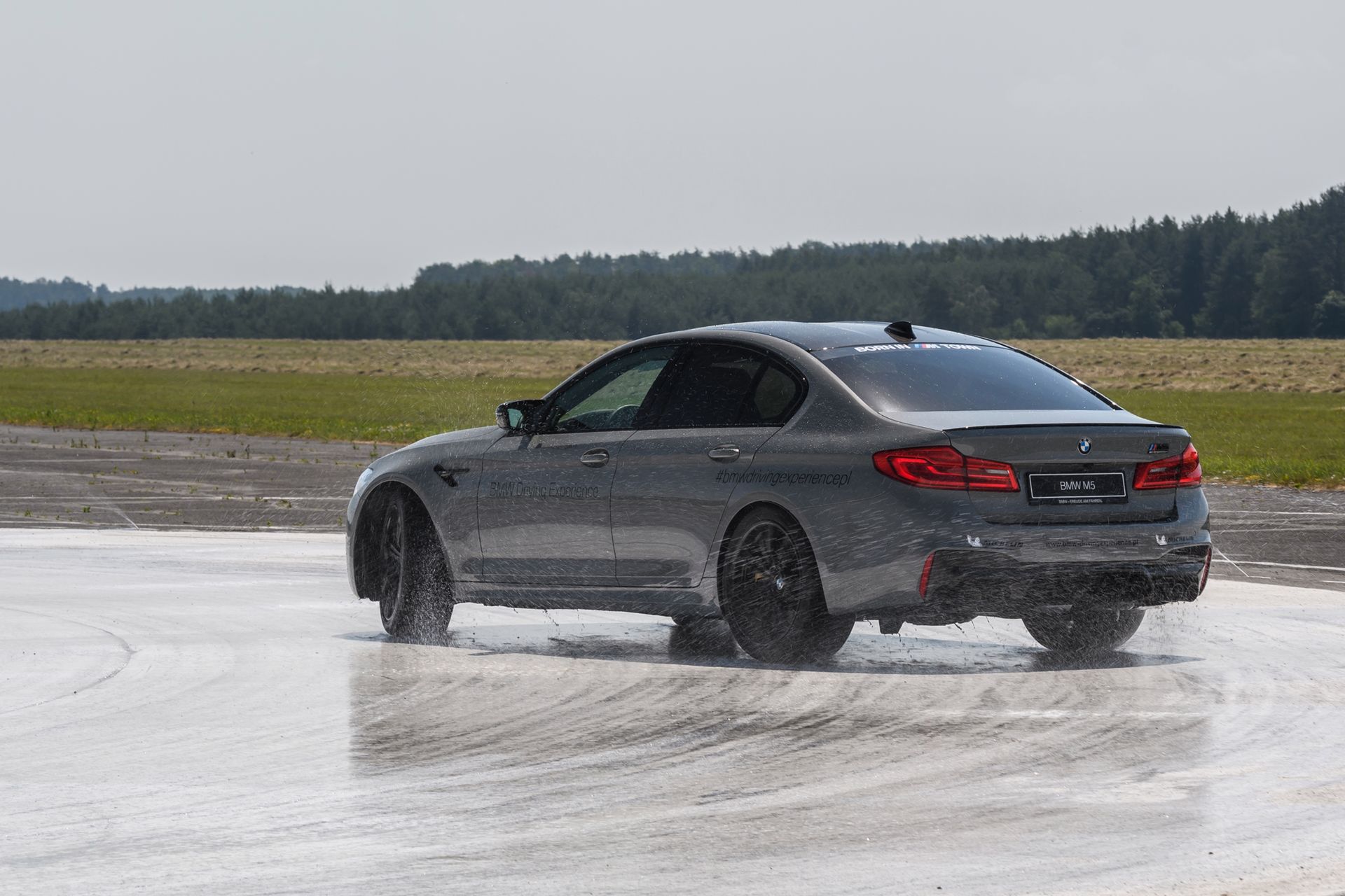 Jazda w kontrolowanym poślizgu 625-konnym BMW M5 nie jest łatwa.