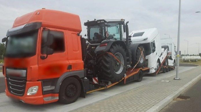 ITD zatrzymała transport ciągnika i ciężarówek z Holandii. Co było nie tak?