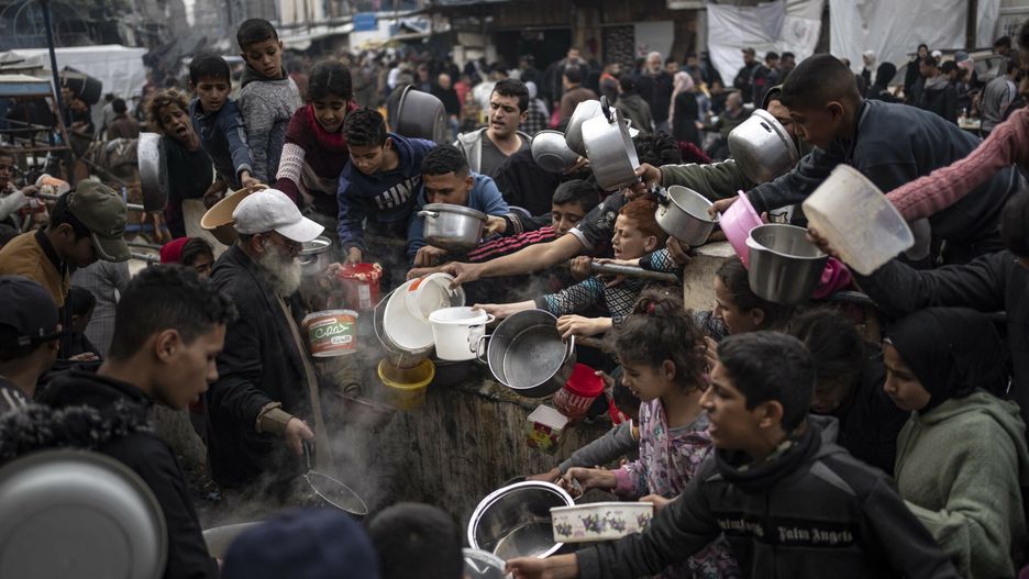 Palestyńczycy ustawiają się w kolejce po bezpłatny posiłek