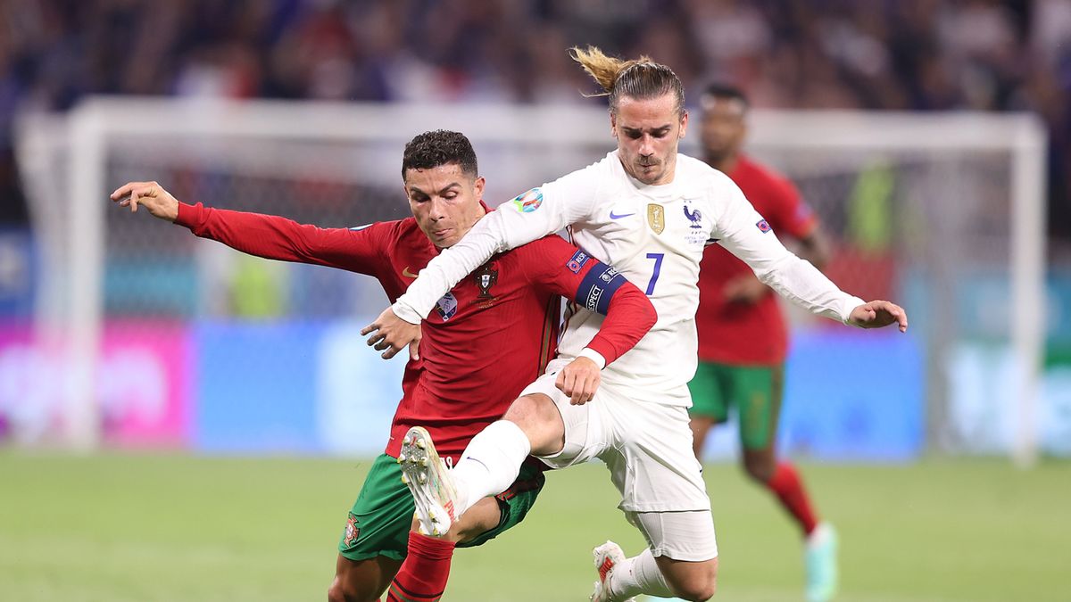 Cristiano Ronaldo i Antoine Griezmann walczą o piłkę