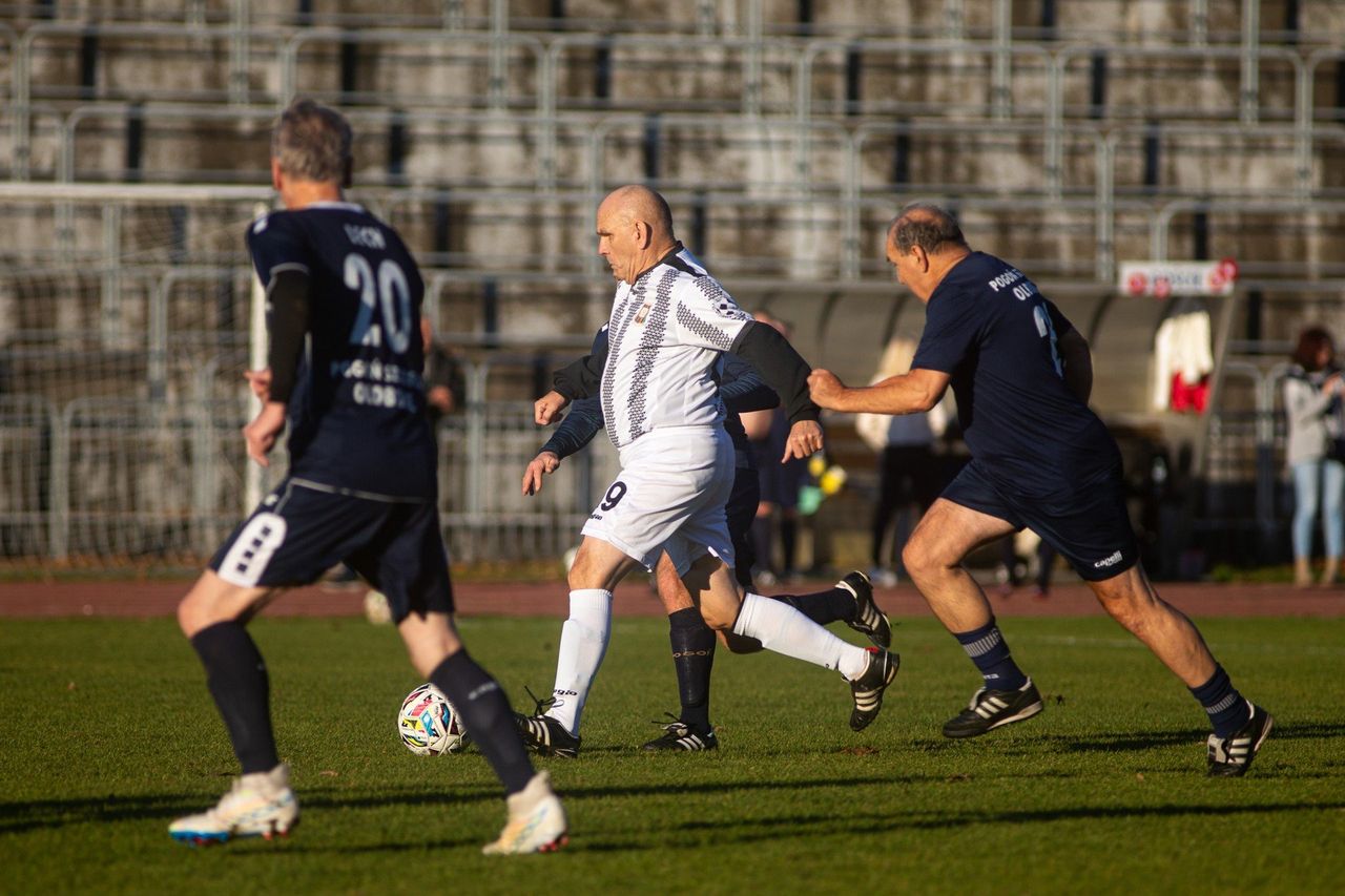 Słupsk: W sporcie nie ma wieku ani granic. Na Stadionie 650-lecia wzmierzyli się Oldboje ze Słupska i Szczecina [ZDJĘCIA]
