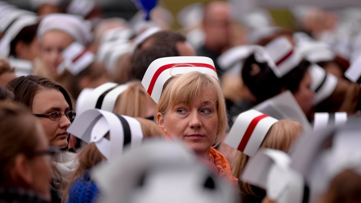 Procedowany projekt ustawy ma podnieść wynagrodzenia pielęgniarek i położnych. Zdjęcie ilustracyjne