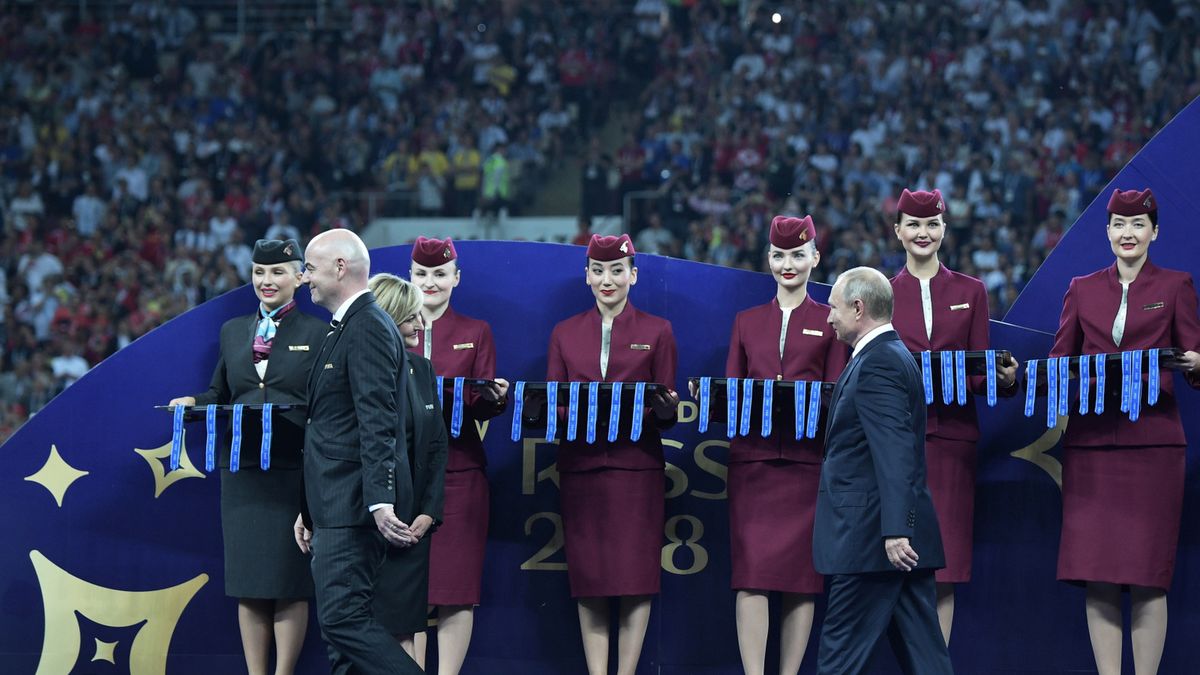 Gianni Infantino (z lewej) oraz  Władimir Putin (z prawej) przed ceremonią medalową po finale MŚ