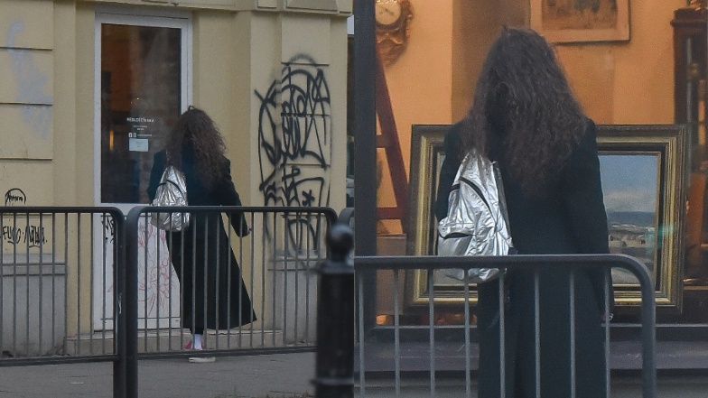 Michał Szpak w szaliku za ponad 2 tysiące i  różowych kapciuszkach mknie po Warszawie załatwiając sprawunki (ZDJĘCIA)