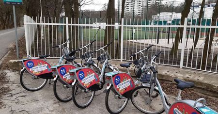 Strefy i stacje PRM przy obiektach POSiR. Ekologiczne i sportowe dotarcie na trening i rekreację