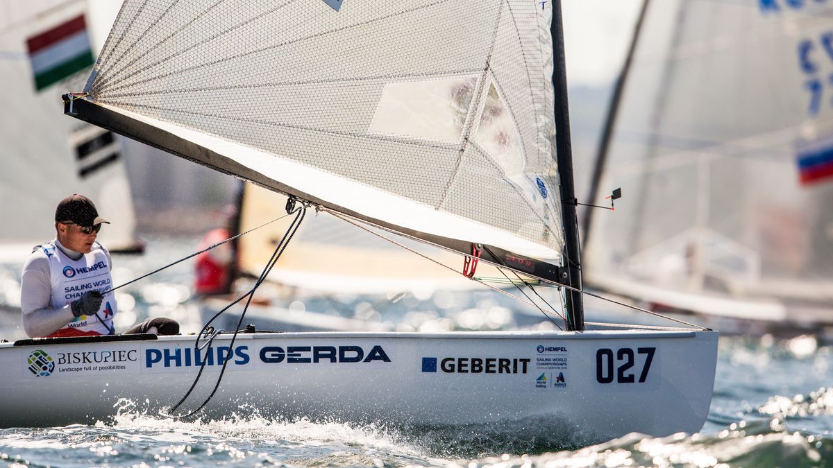 Materiały prasowe / Sailing Energy / World Sailing / Na zdjęciu: Piotr Kula na jachcie olimpijskiej klasy Finn