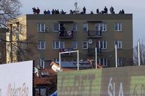 Kibice oglądali mecz Ekstraklasy z dachu bloku. Kuriozalne sceny w Częstochowie