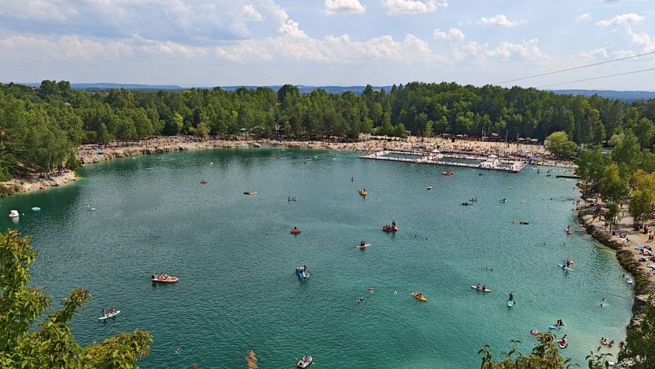 W Polsce też mamy Balaton, zdaniem wielu niewiele ustępujący temu na Węgrzech. Sprawdź, gdzie leży polskie jezioro Balaton, jakie atrakcje oferuje i jak tam dojechać.