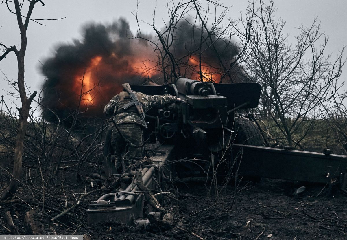 Ukraiński artylerzysta na pozycji pod Bachmutem