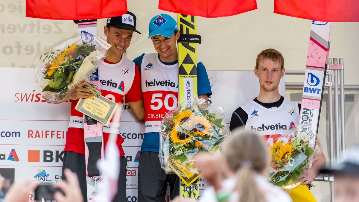 Na zdjęciu od lewej Piotr Żyła, Kamil Stoch i Jewgienij Klimow na podium LGP 2018 w Einsiedeln