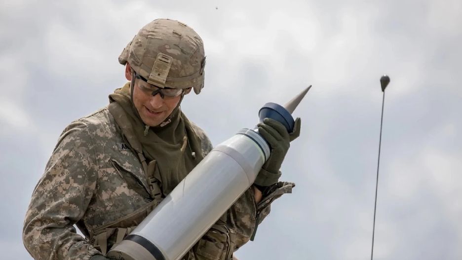 Amerykański żołnierz z nabojem M829A4 - zdjęcie ilustracyjne